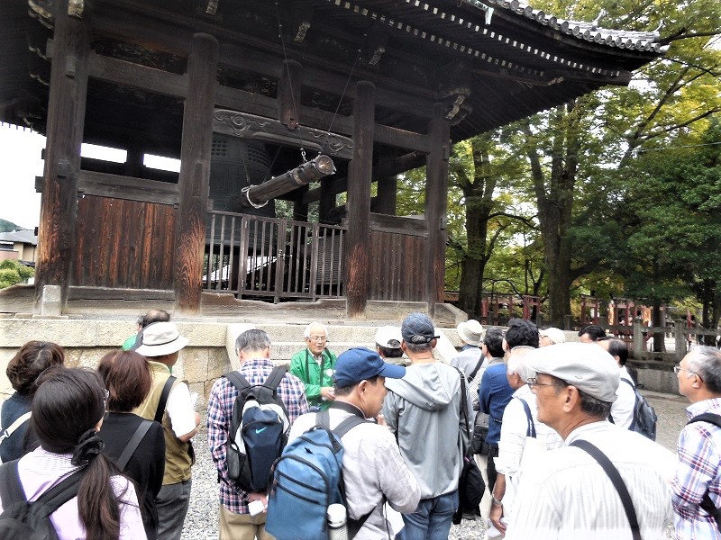 方広寺の鐘銘事件について説明する林寛治監事