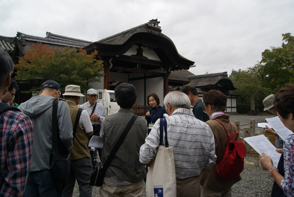 妙法院について説明する安田富枝会員