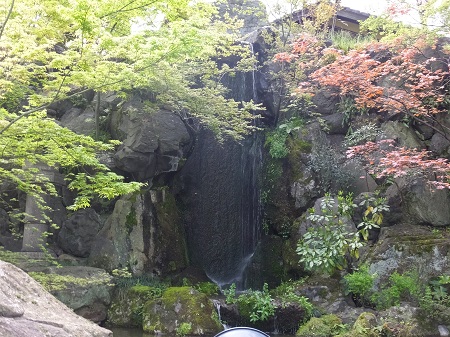 一枚岩の水落石からの滝