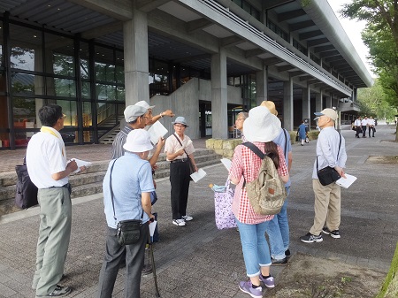 ロームシアター（京都会館）前にて