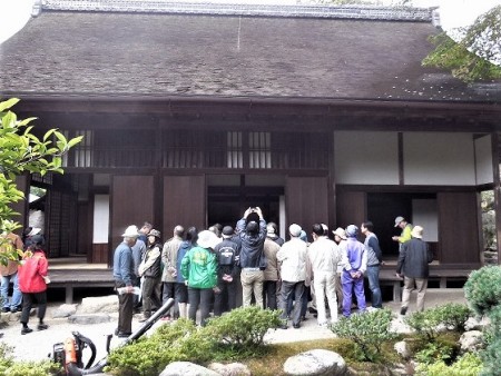 客殿内の「霞棚」等の説明を受ける参加者