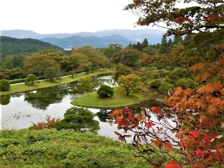 隣雲亭から浴龍池を望む