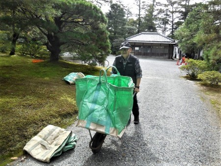 落葉等を集積場所へ運搬