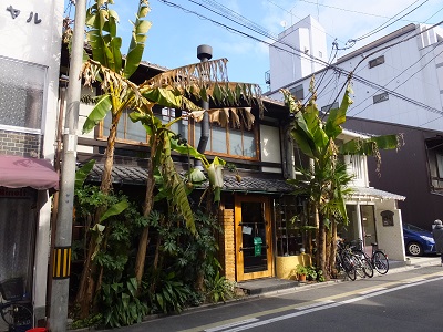 バナナの木がある店