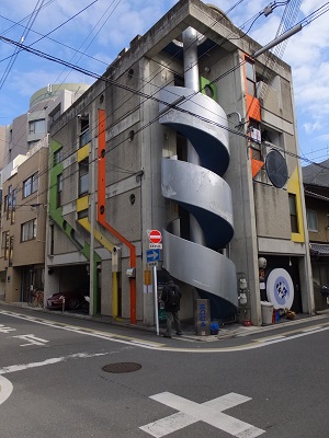 モダンな建物も目を引いた