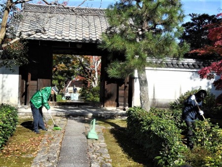 清掃風景⑦（総門前）