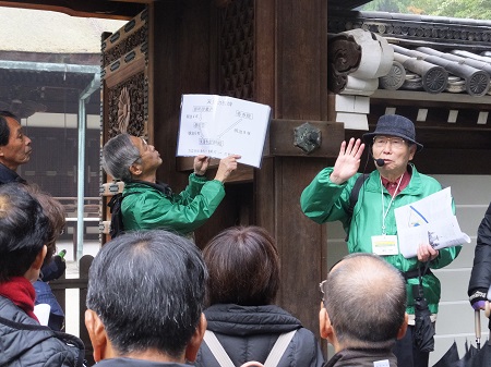 霊明殿前にて、福井監事