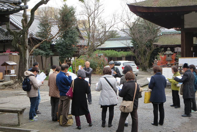 出発地の下御料神社に集まった会員の皆さん