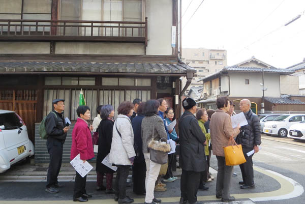 続いて二条通りを西へ　二条富小路交差点