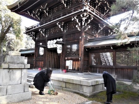 清掃風景①（伏見城から移築されたものと伝わる四脚門前）