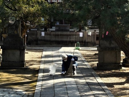 清掃風景③（四脚門から本殿に至る参道）