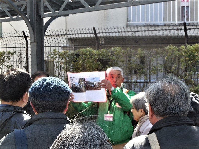 京阪電鉄京津線について説明する野津隆会員(同線御陵駅跡)