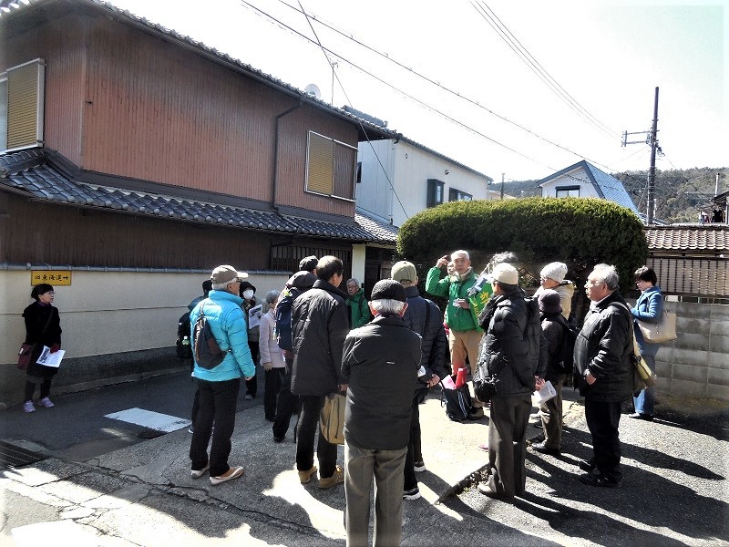 旧東海道について説明する野津隆会員