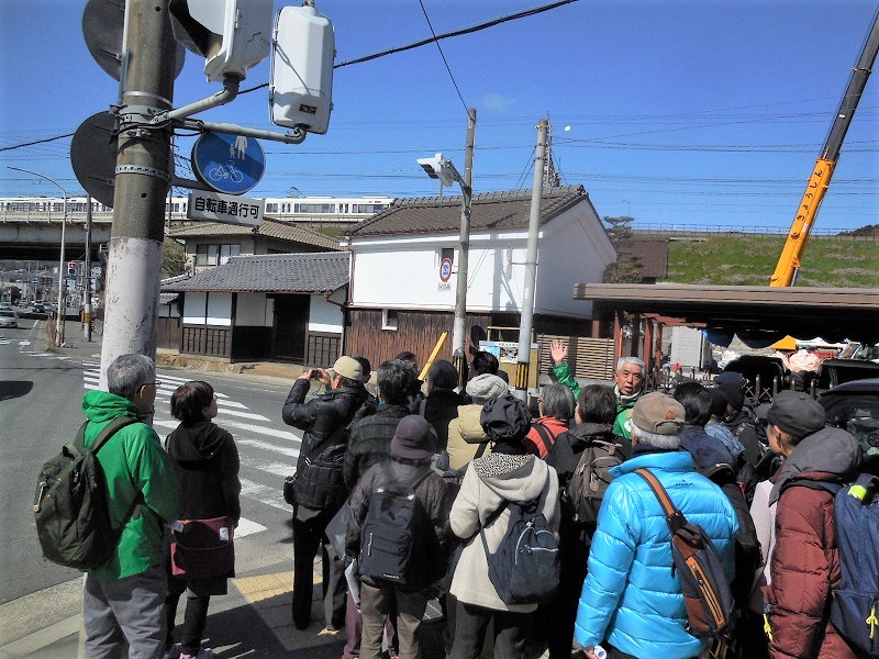 旧三条通について説明する野津隆会員