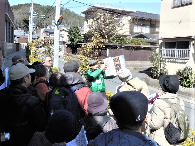 山階寺、五条別れについて説明する松若忠雄会員 