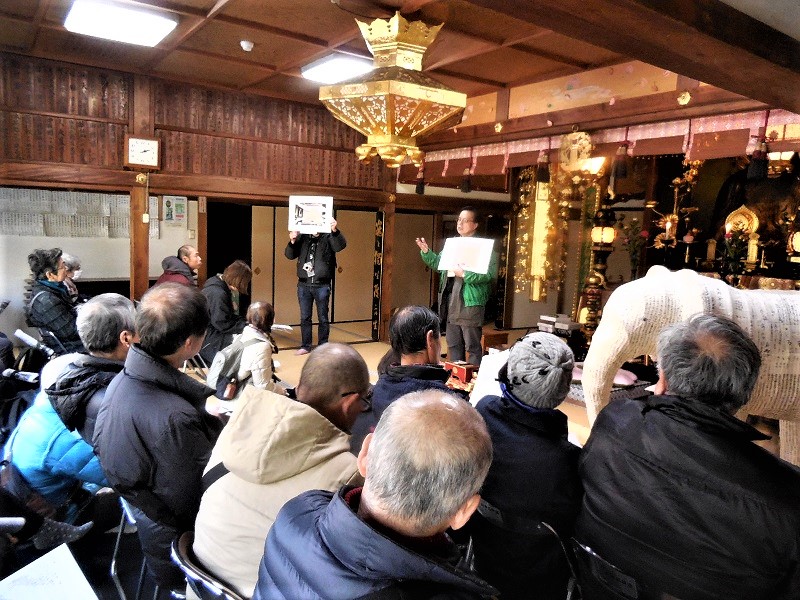 當麻寺本堂内で説明する伊藤義男副部長