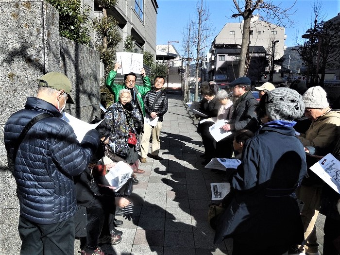 奴茶屋について説明する石井小雪会員