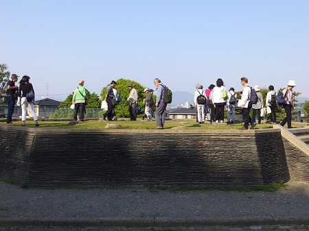 三重塔跡にのぼる