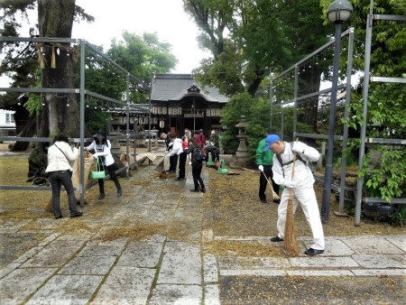 清掃風景①（御神木の椋木と大銀杏の間の参道）