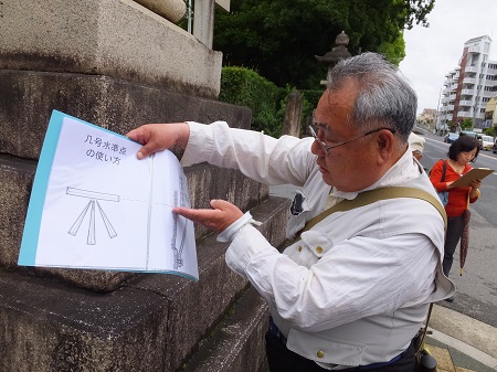 東門燈籠に刻まれた几号水準点について説明(武富幸治会員)