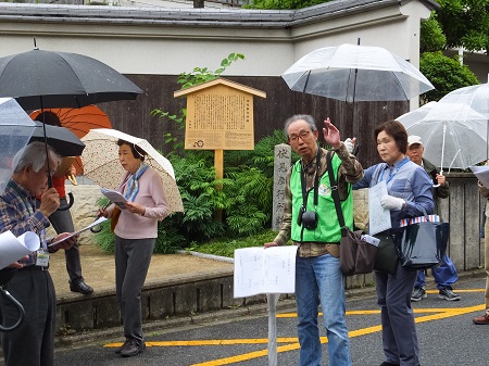 伏見奉行所について説明（芦田喜雄理事）