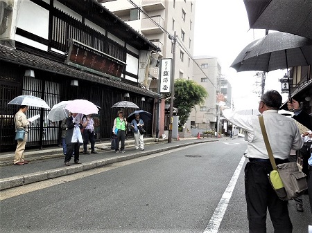 駿河屋について説明（武富幸治会員）