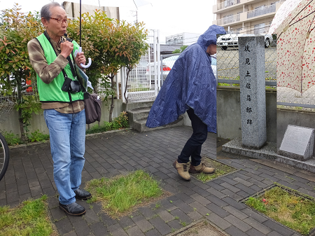 伏見土佐藩邸跡にて説明(芦田喜雄理事)
