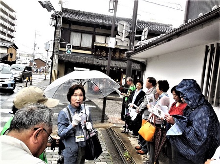 電気鉄道事業発祥について説明（安田富枝会員）