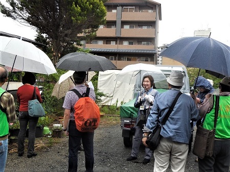 龍馬の避難小屋について説明（安田富枝会員）