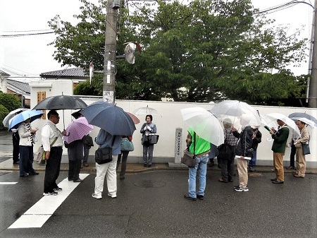 薩摩藩伏見屋敷について説明（安田富枝会員）