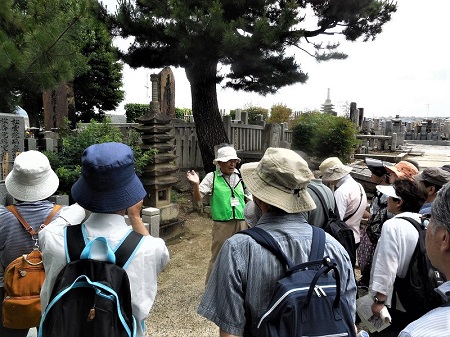 伏見の勇山」小畑岩次郎の説明（栄春寺）（林会員）