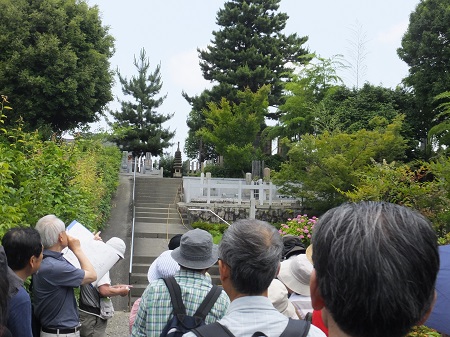 栄春寺伏見城外堀の土塁跡の説明（石田会員）