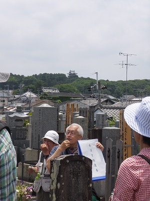 栄春寺墓地の説明・後に伏見城（石田会員）