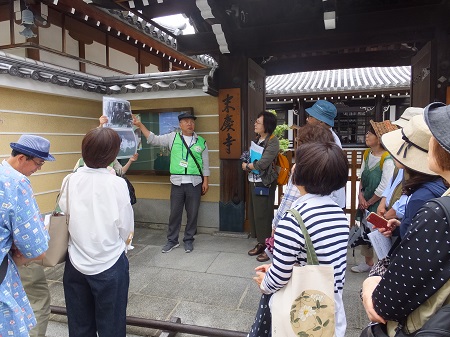 末慶寺門前にて植山会員より大津事件の説明