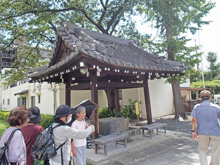 作業を終えて帰路に就く（後ろは手水舎）