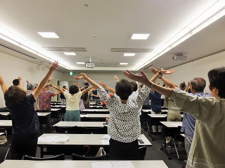 体を動かしての発声練習