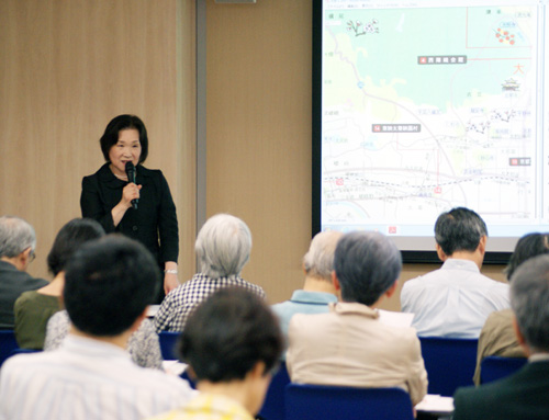 講演する安田富枝会員