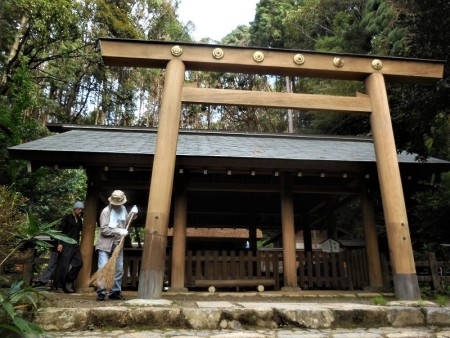 清掃風景①修復工事中の内宮前(上ノ本宮)天照大御神、 多紀理毘売命・市寸島比売命・多岐都比売命