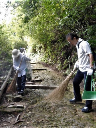 清掃風景②戸隠神社（天岩戸）への参道