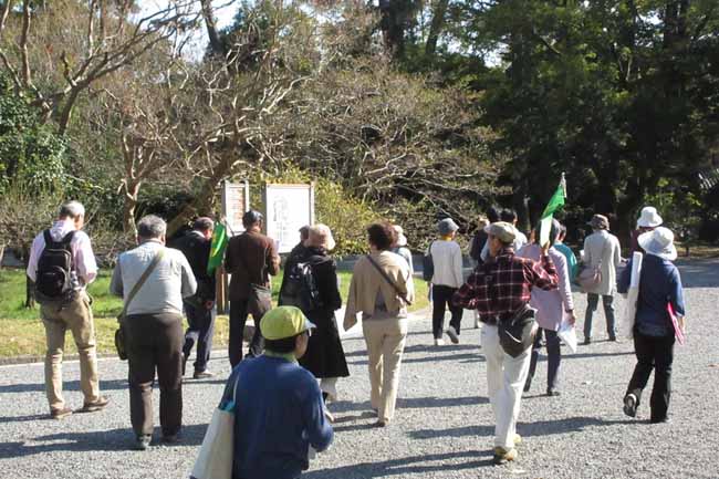 閑院宮邸前を出発