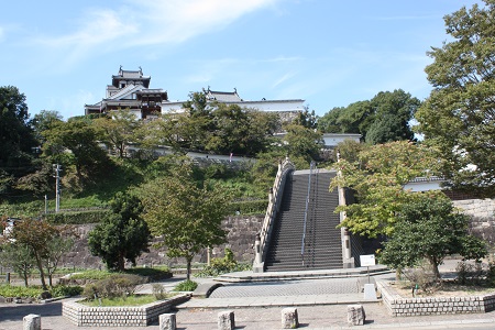 街中に聳えたつ福知山城 