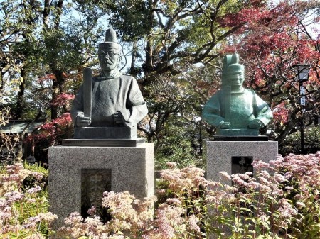 中興の祖・中小路宗城大人像（向かって左），平安神宮の社殿を拝領移築にご尽力された中小路宗康大人像（向かって右）