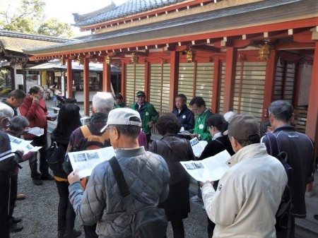 清掃後のご講話風景（中小路宮司さま）