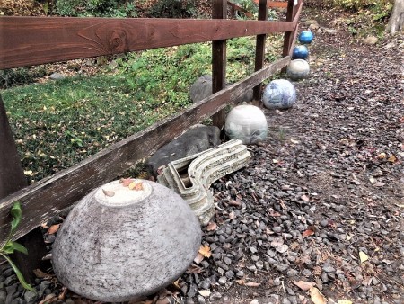 庭園内の道沿いには陶器神社らしく壺や花器などが並ぶ