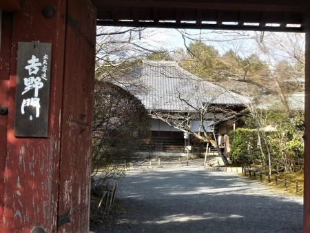 吉野太夫寄進の山門（赤門・吉野門）