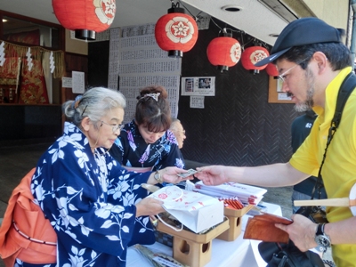 1062-大船鉾ボランティア１７日小雪さんと田中さん粽授与.JPG