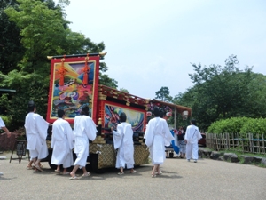 1079-花かさ巡行終了八坂神社.JPG