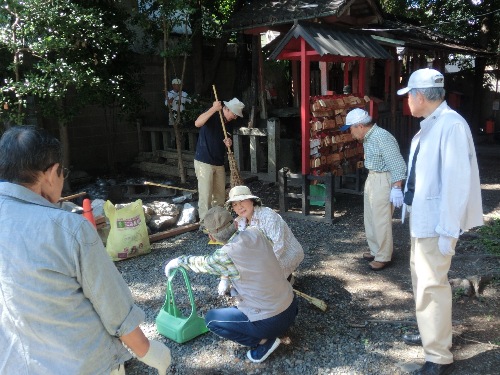 1249-武信稲荷神社皆さん清掃風景.JPG