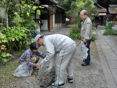 1271-三人の清掃風景宗像神社.JPG