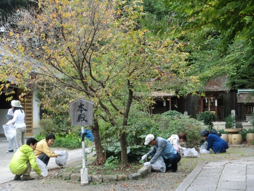 1274-宗像神社本殿前清掃風景.JPG